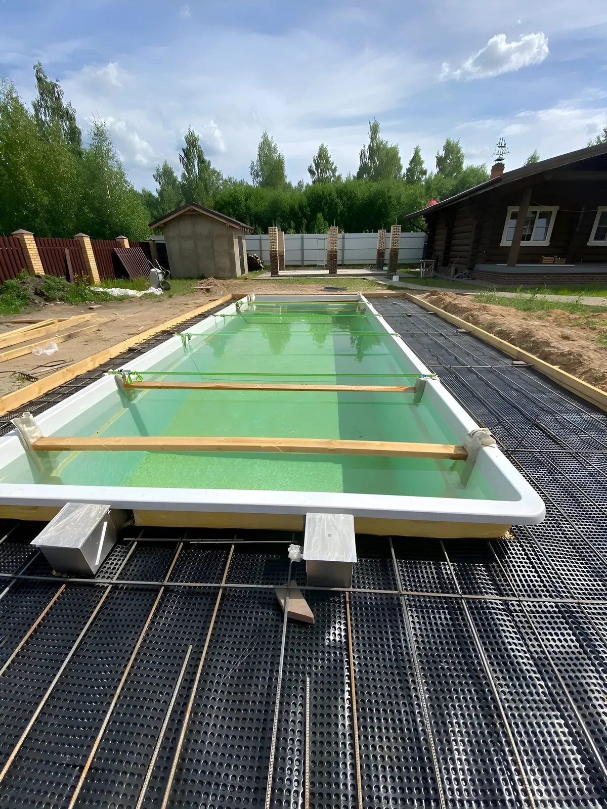 Laguna 9 — вечернее освещение в Октябрьском