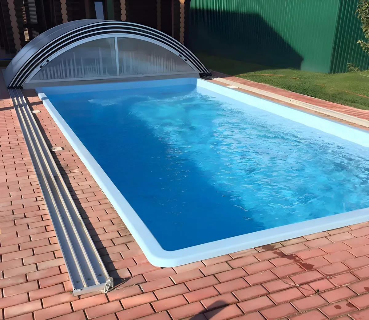 Laguna 7 — вечернее освещение в Октябрьском