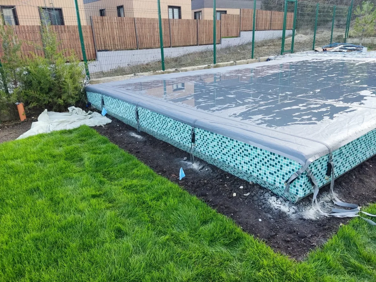 Батутное покрывало на бассейне в Октябрьском